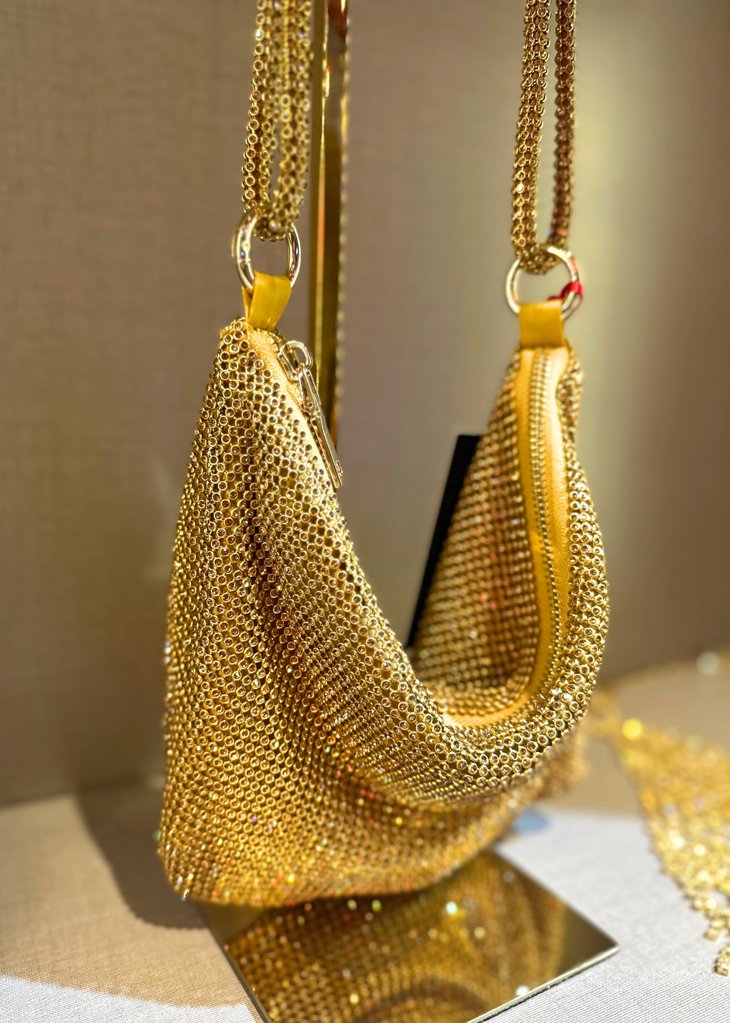 BOLSO DE MALLA LIGERA DORADA