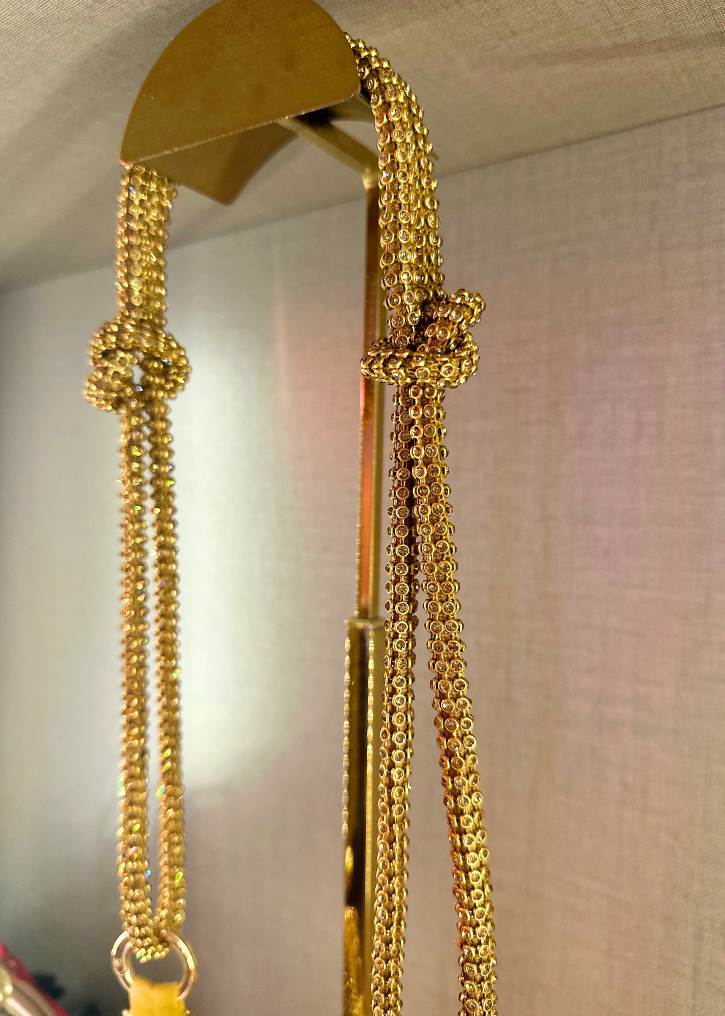 BOLSO DE MALLA LIGERA DORADA