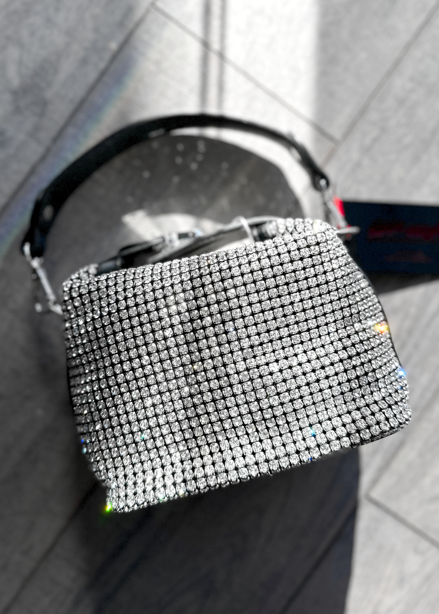 MINI BOLSO ASA CUERO Y BROCHE PLATA