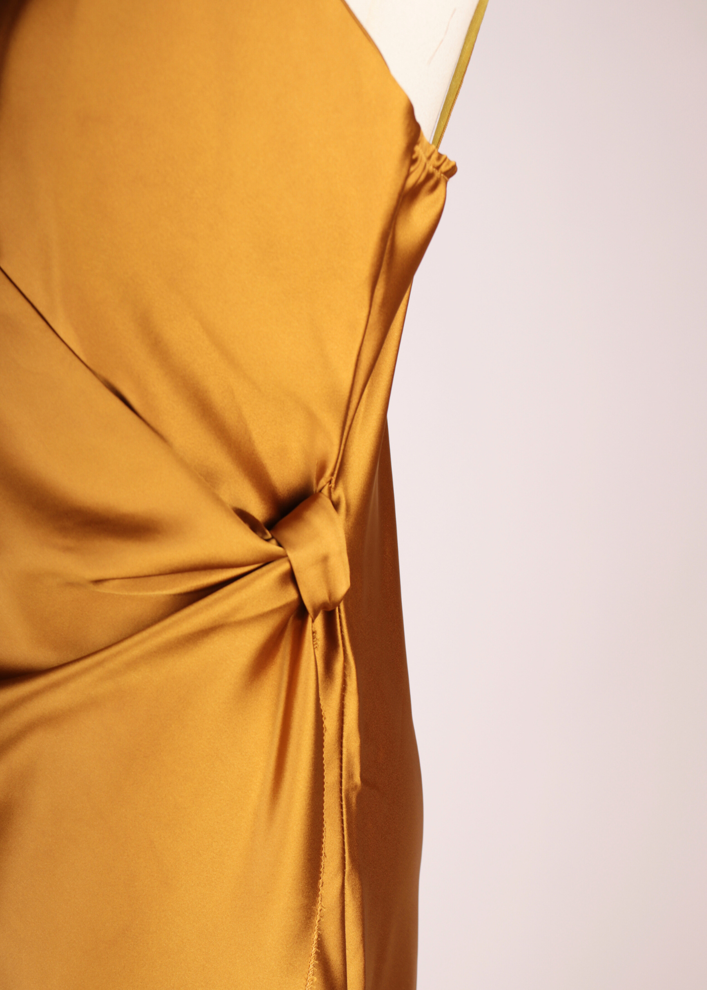 VESTIDO SATIN MIDI OCRE