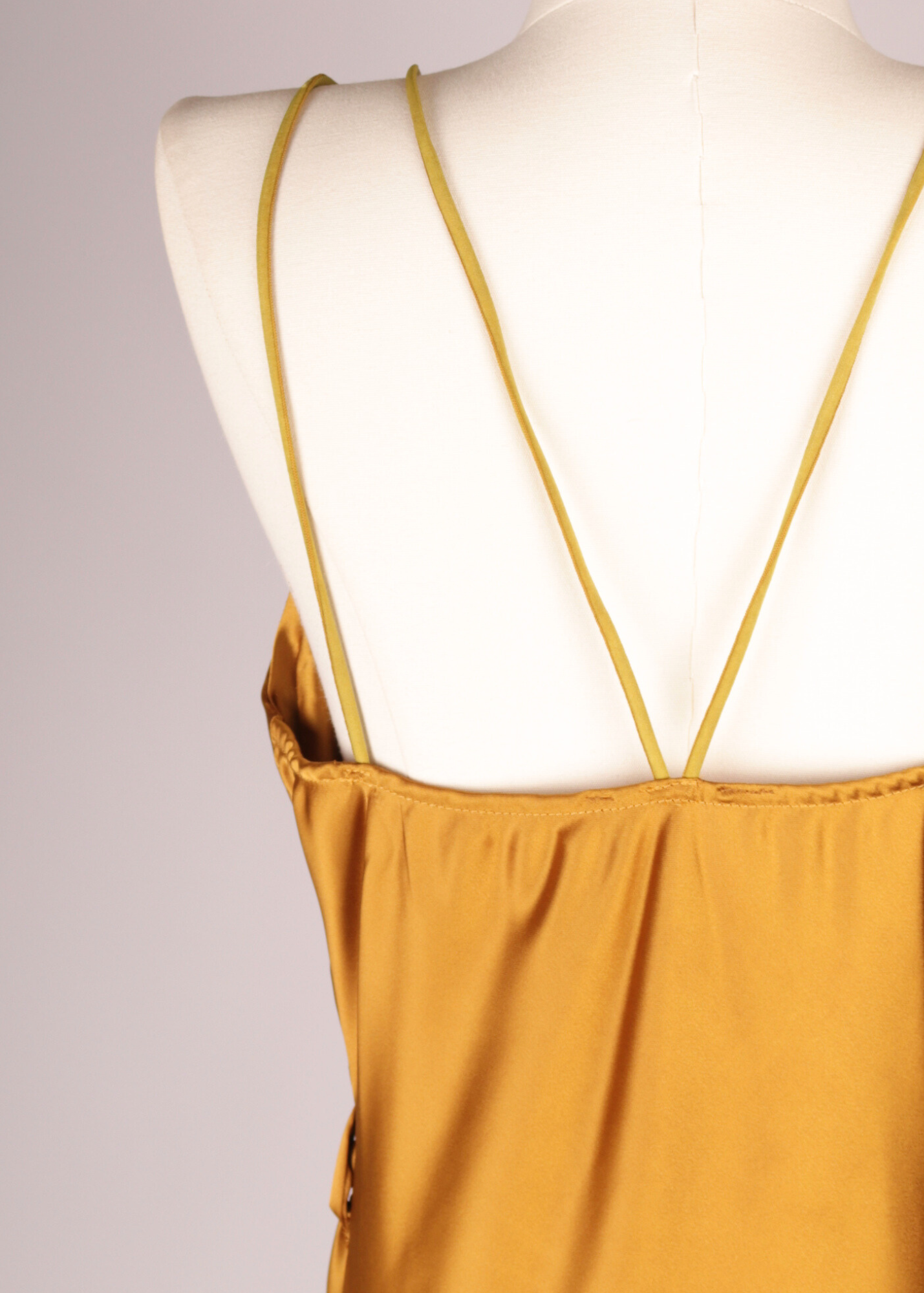 VESTIDO SATIN MIDI OCRE