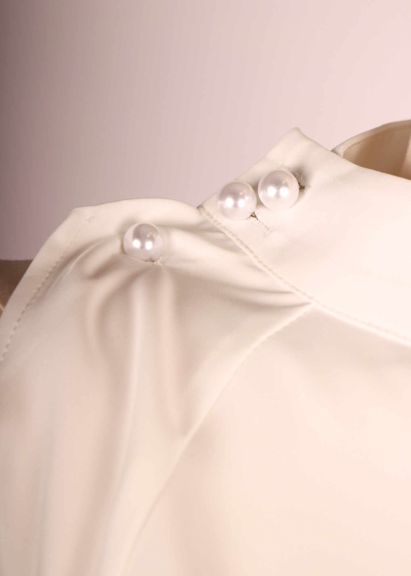 BLUSA CON PERLA BLANCA