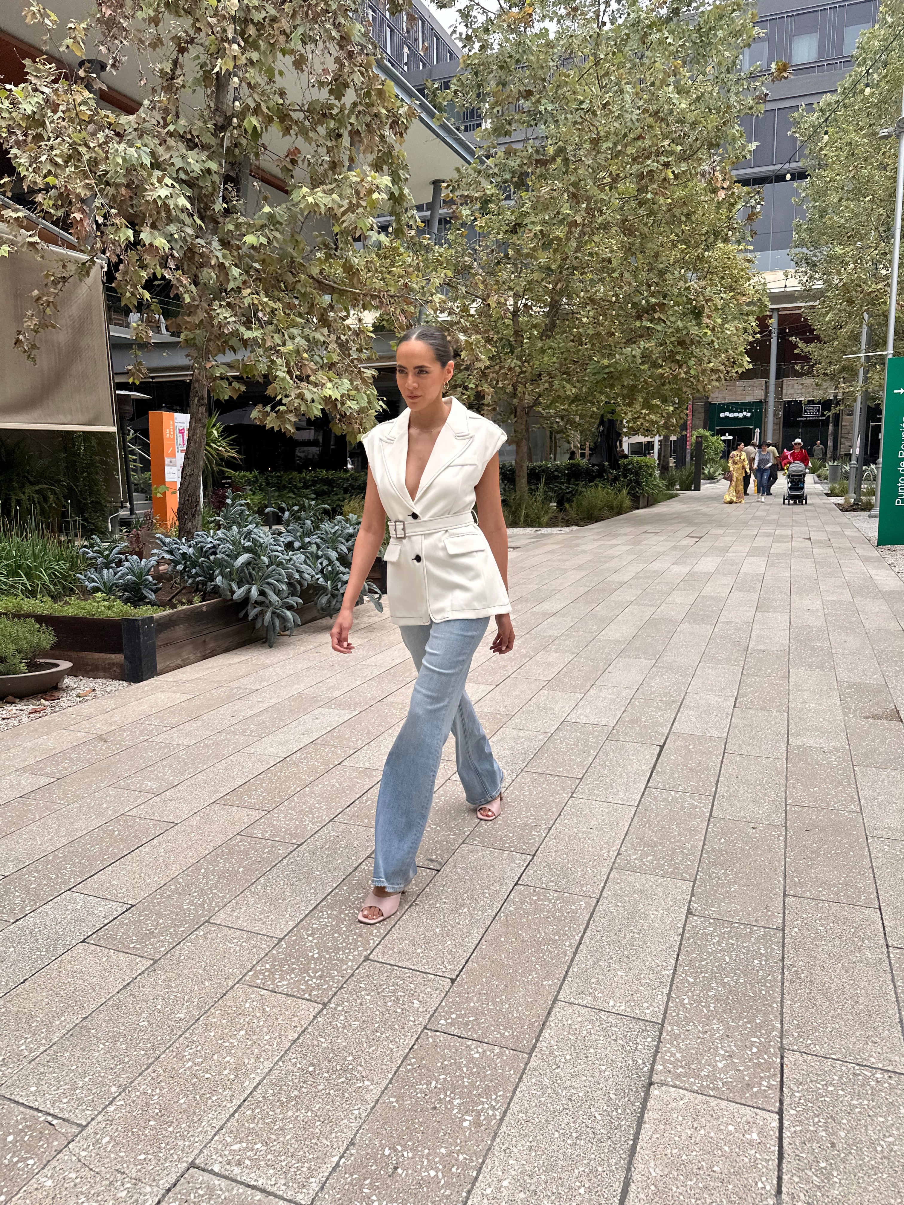 CHALECO CON CINTURON BLANCO