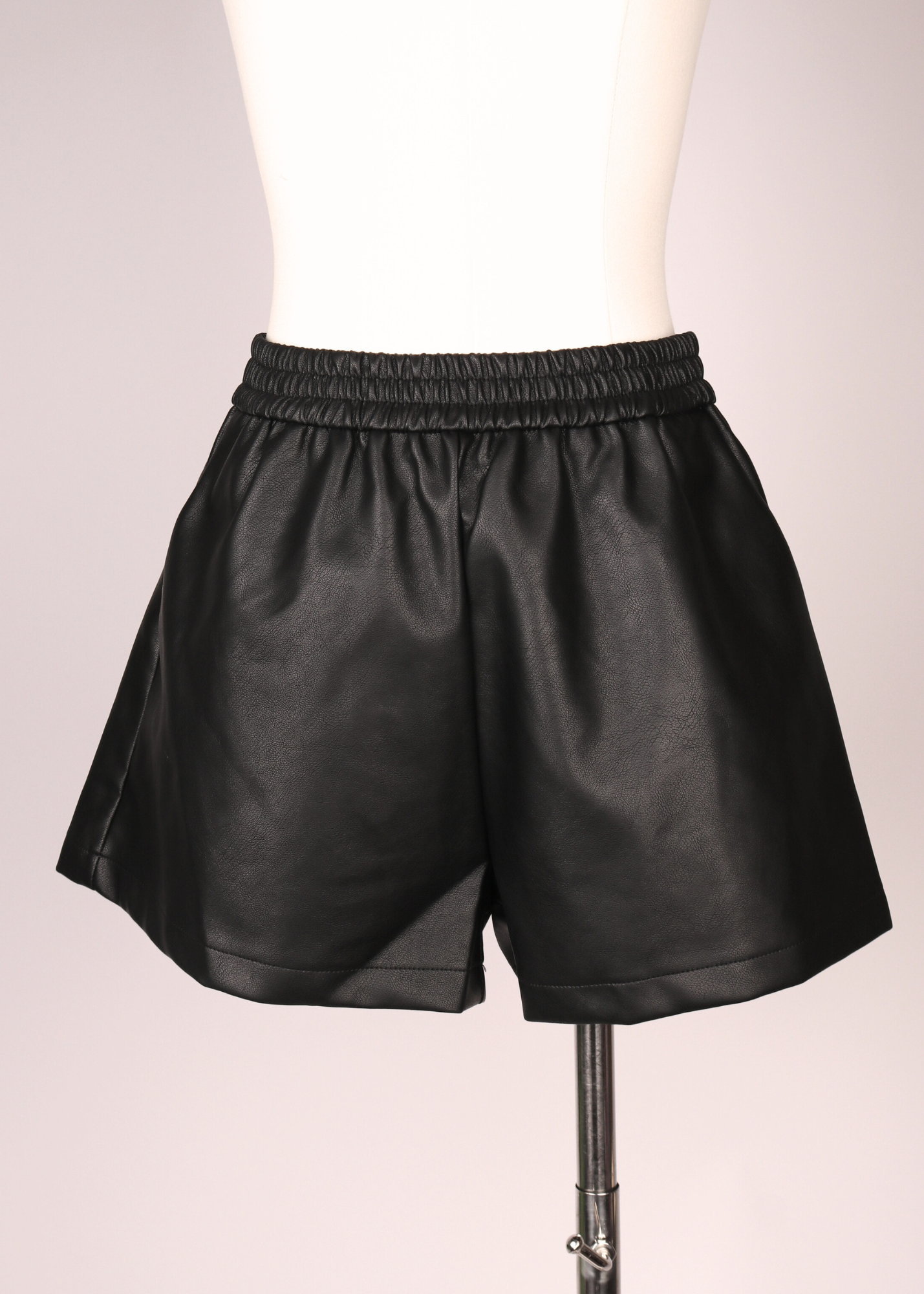 SHORT VINIPIEL NEGRO