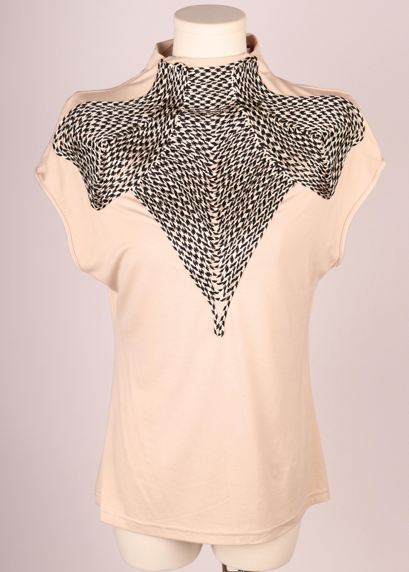 BLUSA CON APLICACION EN NUDE