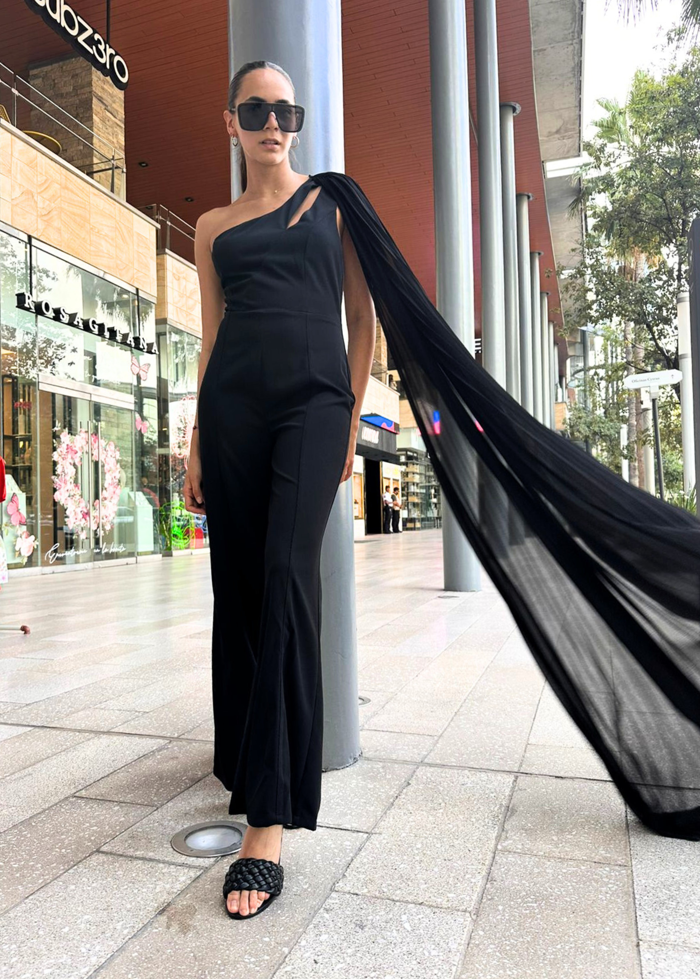 JUMPSUIT CON CAPAS PLIZADAS