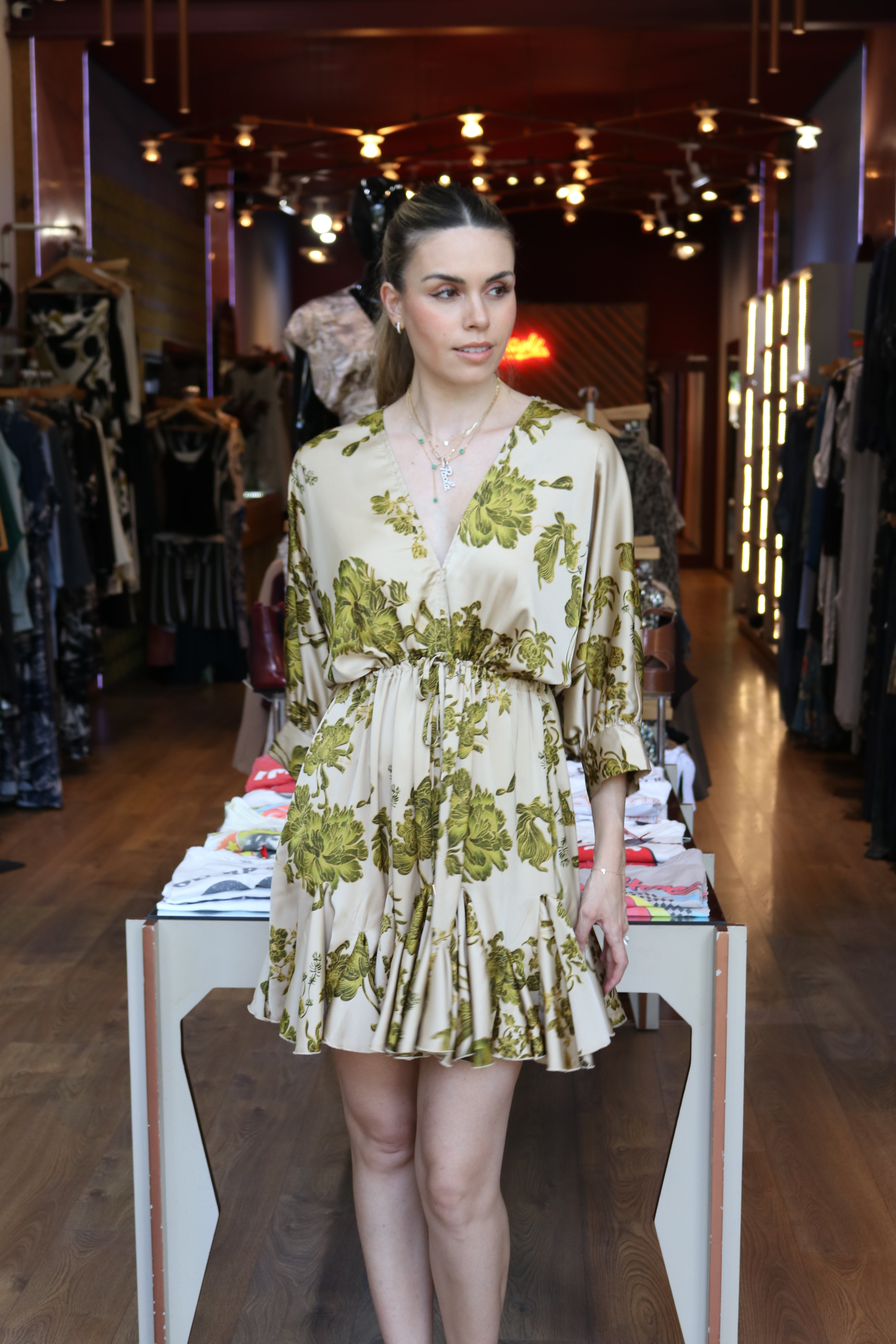 MINI VESTIDO DE MANGA DOLMAN SATINADO OLIVA