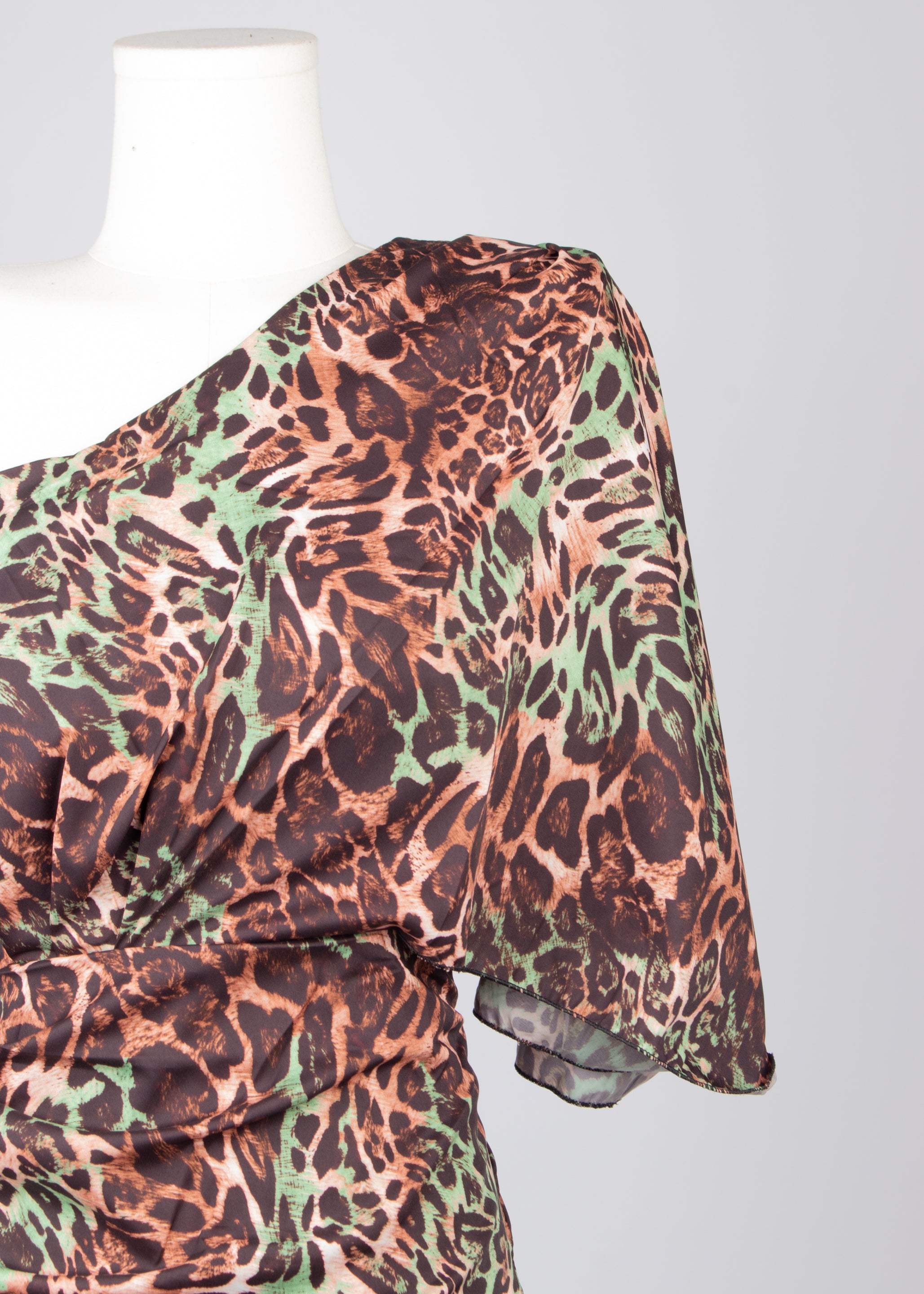 Vestido un hombro leopardo verde