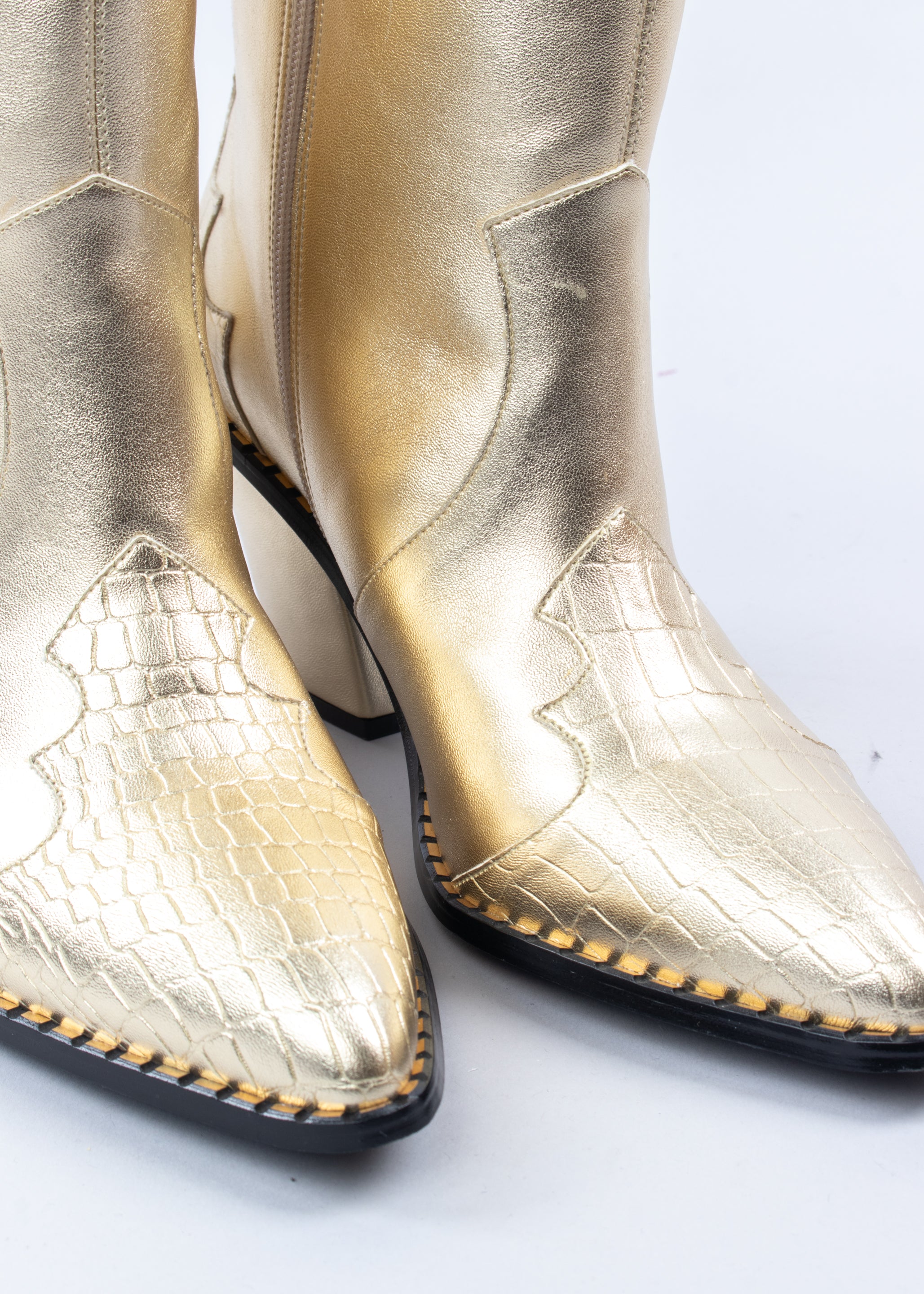 Bota vaquera cuña dorada